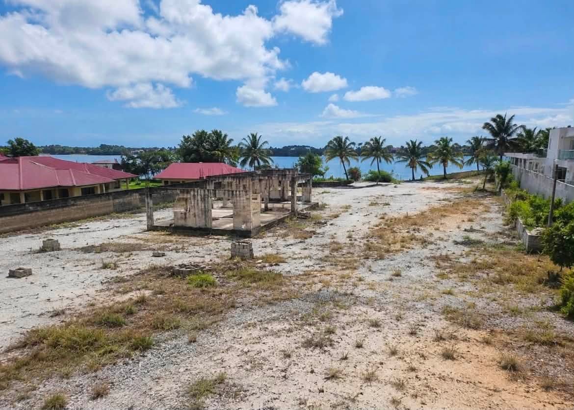 1 200 M² BORD DE LAGUNE - ASSINIE